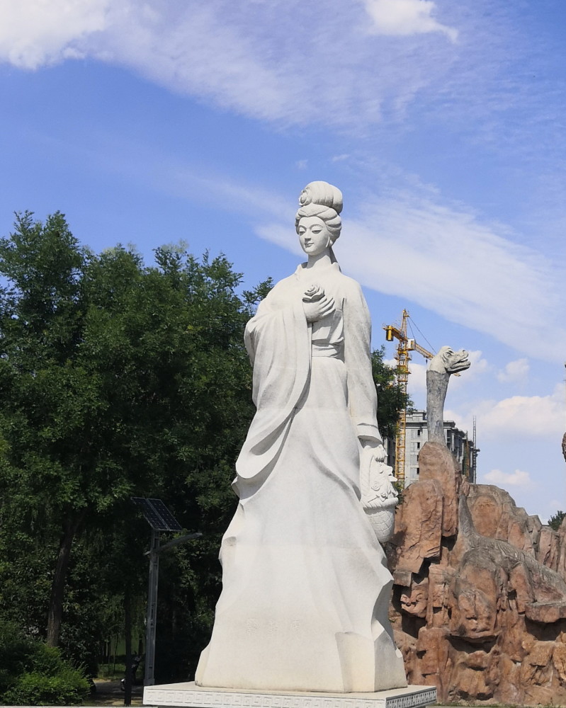 后宫盛行歌舞,后宫妃嫔能歌善舞者甚多,其中著名的有擅长惊鸿舞的梅妃