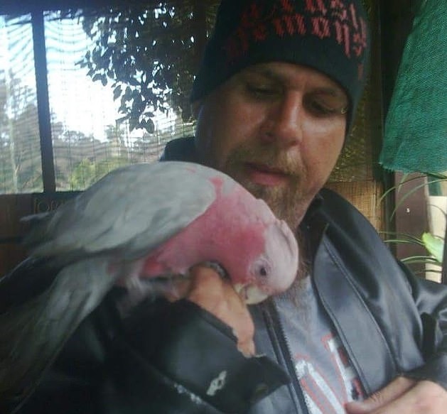 韦恩·威廉·唐宁|澳洲男子6秒钟把孙子摇死，称只是想哄他睡觉，认罪后获刑七年半