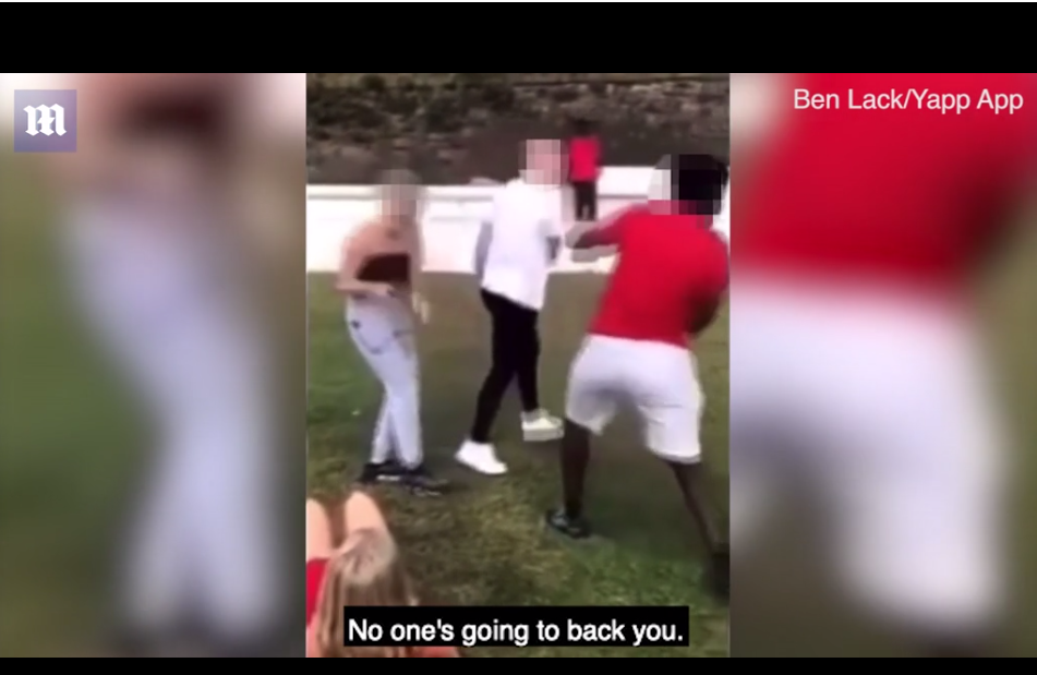 英国_社会|英国白人少年让黑人少年下跪舔他的名牌球鞋，交了50英镑罚款