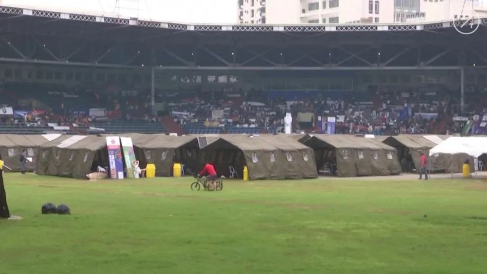 菲律宾_社会|菲律宾失业工人为做检测挤爆体育馆