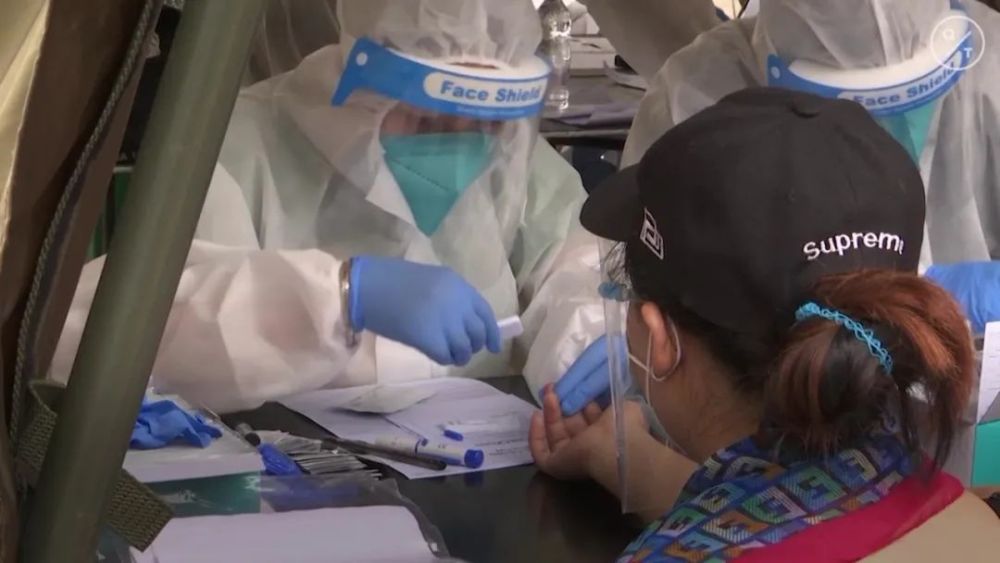 菲律宾_社会|菲律宾失业工人为做检测挤爆体育馆