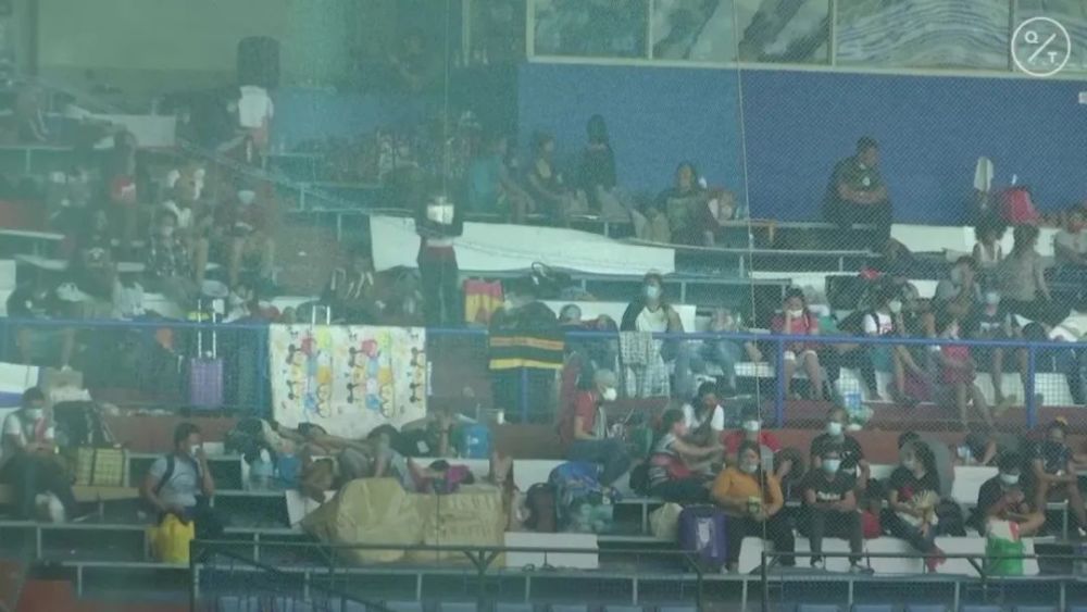 菲律宾_社会|菲律宾失业工人为做检测挤爆体育馆