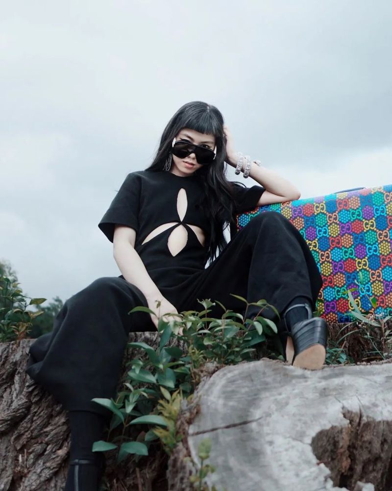 via instagram@jasminesokkojasmine sokko 最近新推出的单曲《mess》