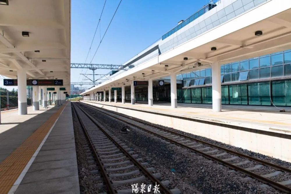 误差不能超过3根头发丝阳大铁路上青年突击队正精细调整轨距