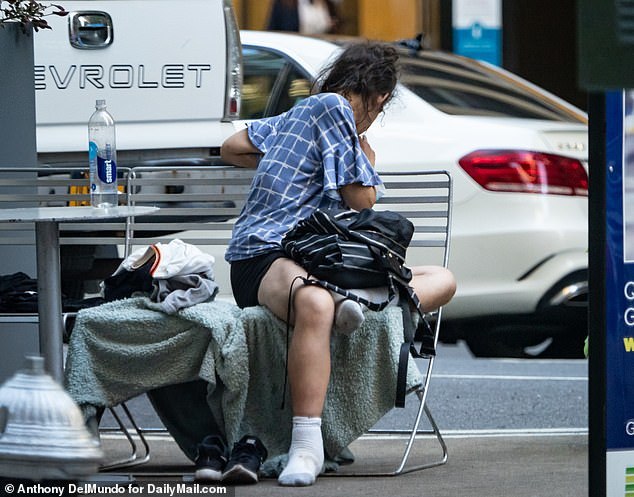 吸毒者|纽约繁华街头沦为吸毒者乐园，用过的注射器随地扔，警察视而不见