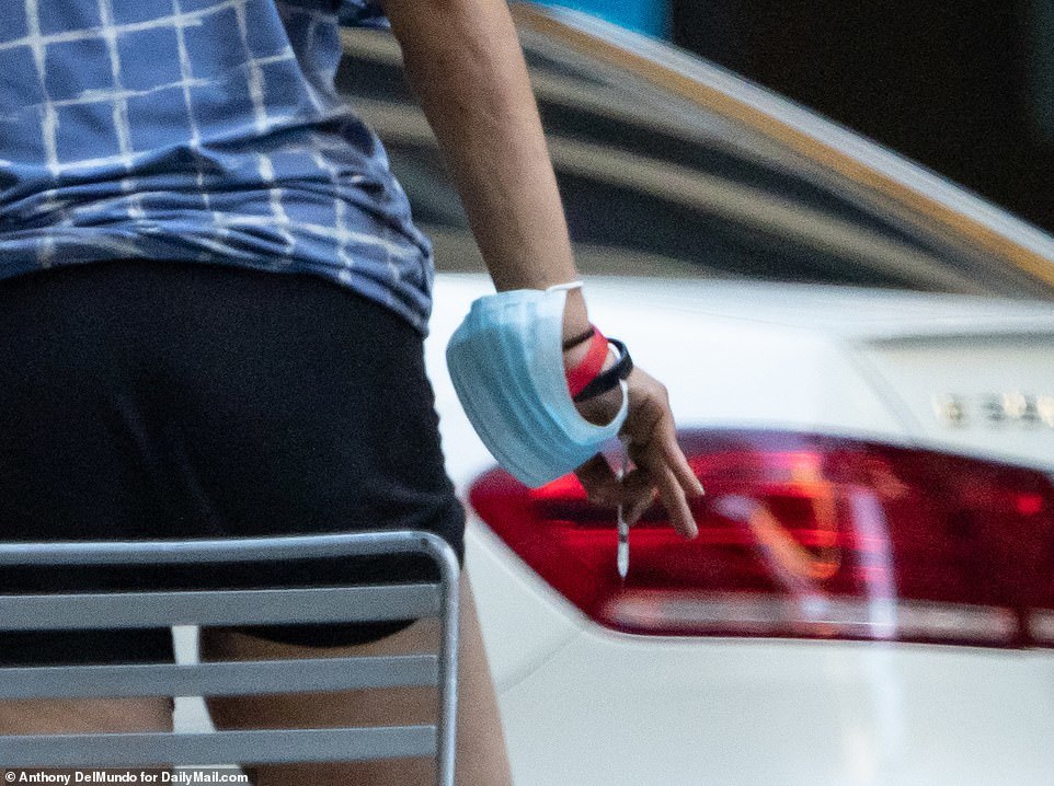 吸毒者|纽约繁华街头沦为吸毒者乐园，用过的注射器随地扔，警察视而不见