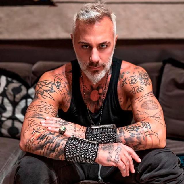 52岁土豪大叔火了酷飒银发成标志倒三角身材仿若行走的衣架子