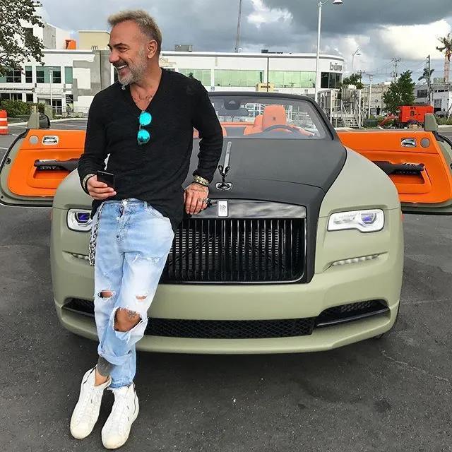 52岁土豪大叔火了酷飒银发成标志倒三角身材仿若行走的衣架子