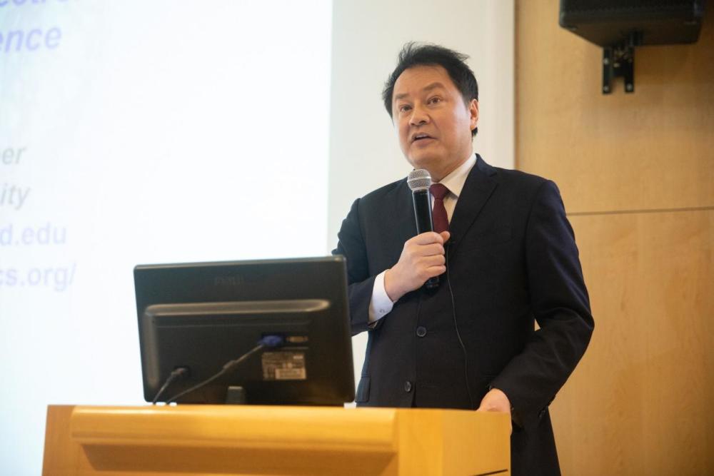 父母是北大教授,儿子北大毕业加入美国籍,如今回国任教