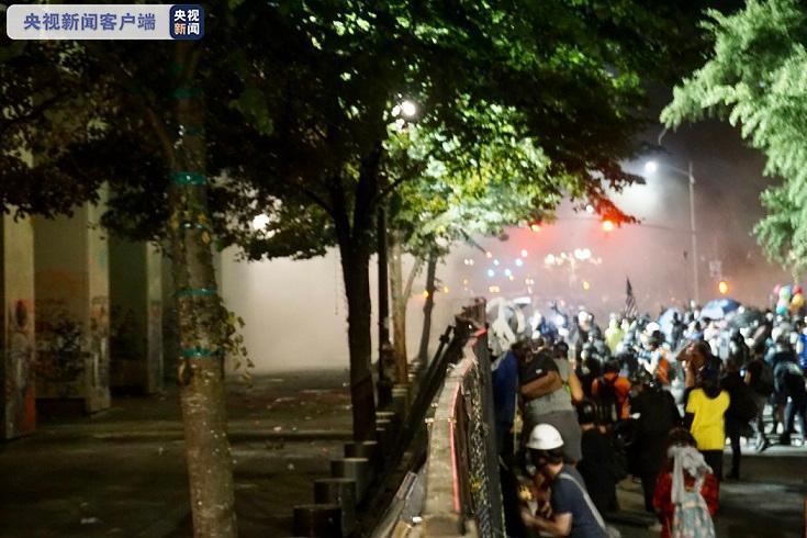 波特兰|波特兰：抗议者遭执法人员清场 抗议区域已被封锁