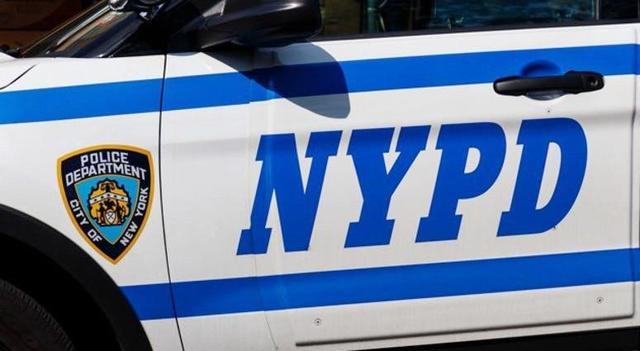 警察|两名纽约警察被拍执行公务期间大抽水烟，被同僚骂“白痴”