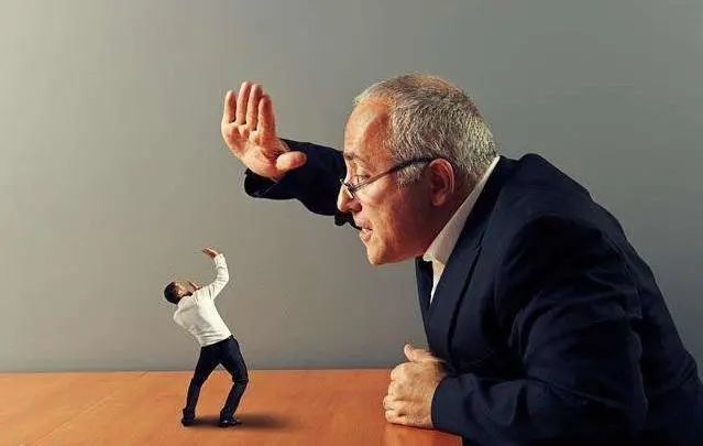 工作不负责任,敷衍了事;缺乏工作热情,缺乏办事责任心;做事情拖拉疲沓