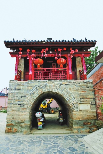 过街楼(观音阁)官寨头村窑居明清古道豫鄂陕三省交界地区,乃秦岭余脉