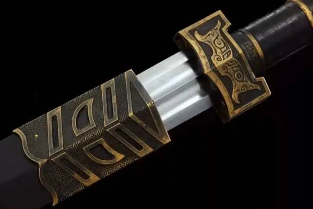 出鞘露锋芒——这是一把砍铁丝不伤刃的汉剑