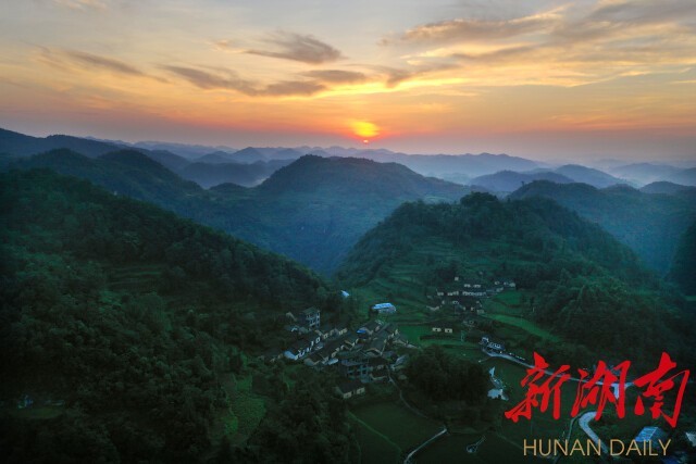 7月24日,凤凰县山江镇,"苗绣"非遗省级传承人龙红