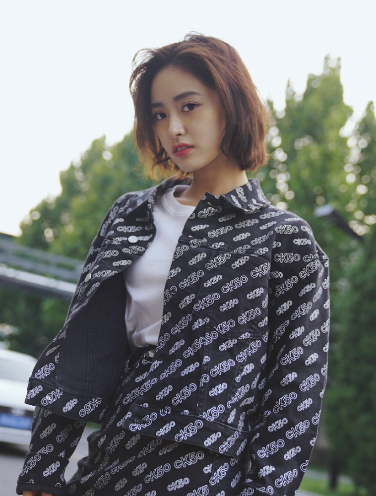 美女气质明星沈月短发时尚户外美图