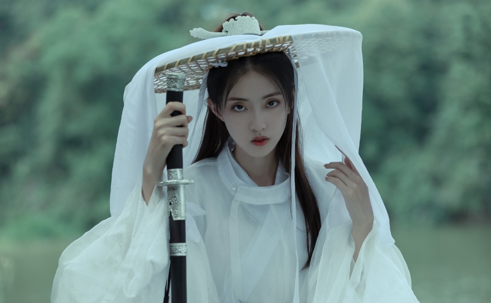 来自古代,喜欢剑与黑白