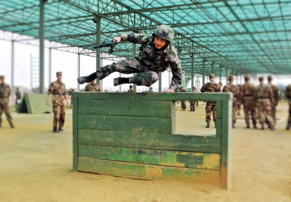 400米障碍跑,为什么成了解放军必练科目?其实大有讲究!