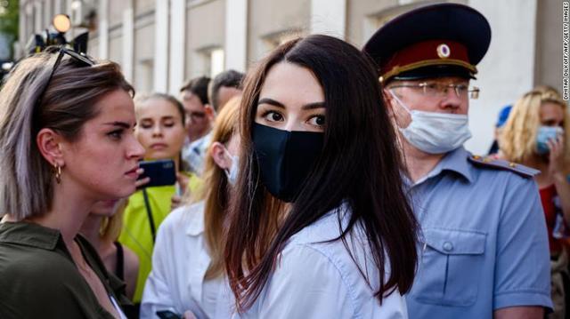 米哈伊尔·哈恰图良|俄三姐妹花不堪被亲生父亲虐待，合谋将其杀害，尸体有数十处刀伤