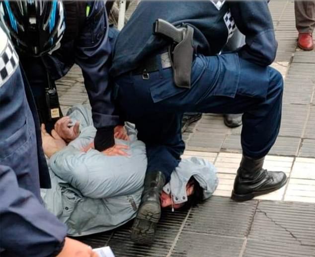 跪脖|阿根廷小偷被警察跪脖致死，尸检结果显示其死因为窒息而非心脏病