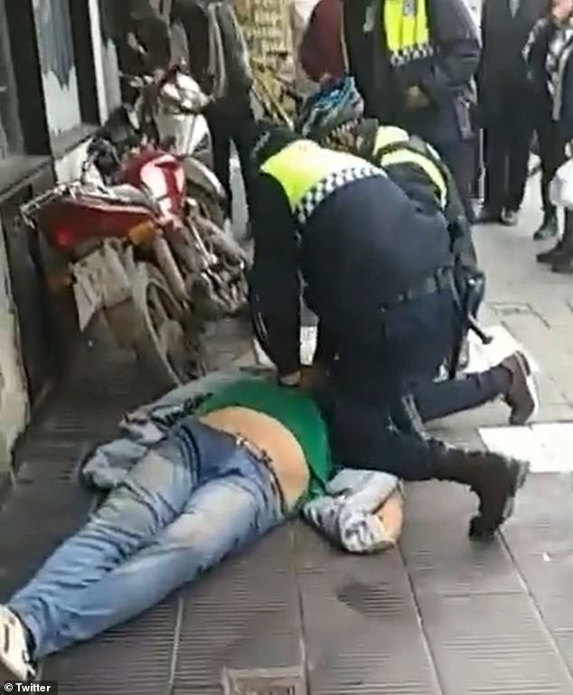 跪脖|阿根廷小偷被警察跪脖致死，尸检结果显示其死因为窒息而非心脏病