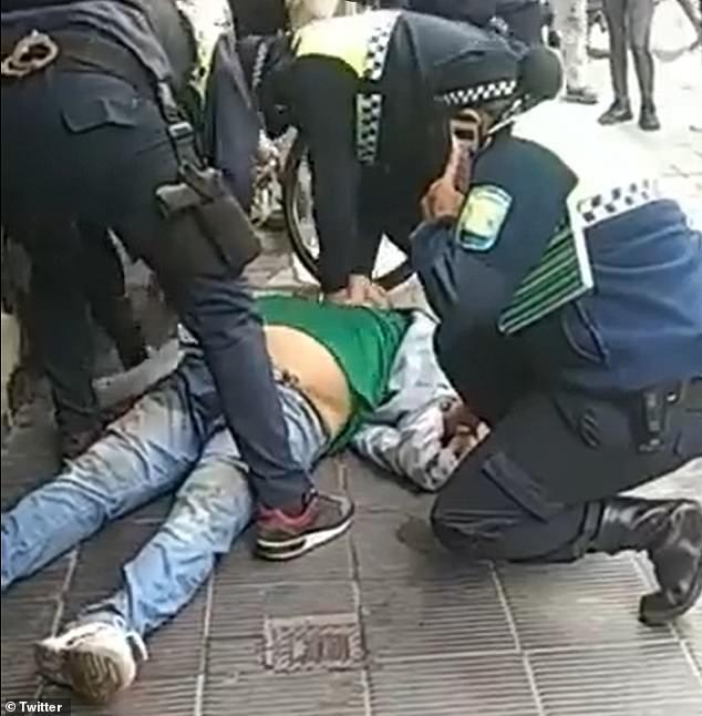 跪脖|阿根廷小偷被警察跪脖致死，尸检结果显示其死因为窒息而非心脏病