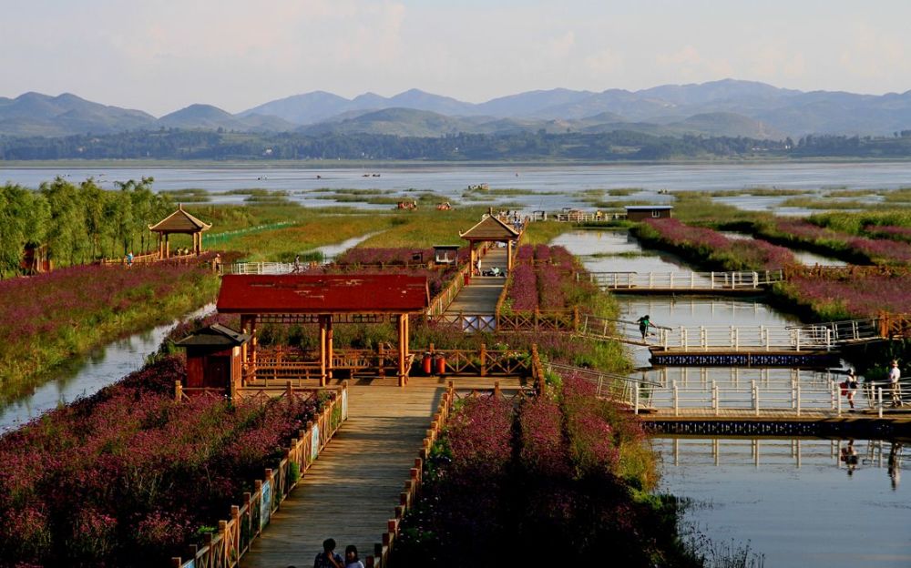 贵州高原淡水湖，每年都有大量游客