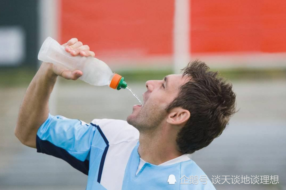 为什么足球运动员喝了运动饮料又吐出来教练不吐你试试