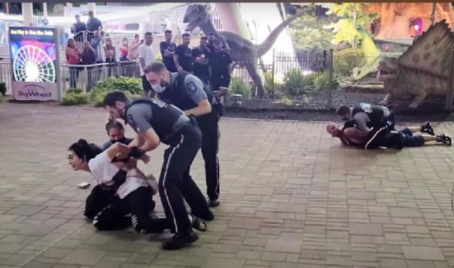 保安|该！不戴口罩无端对保安又吐口水又辱骂，白人情侣直接被摁倒在地