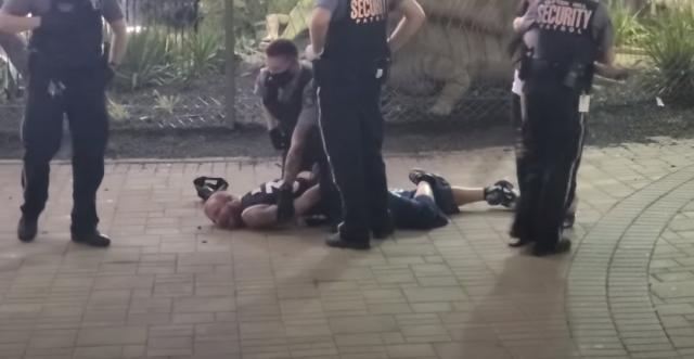 保安|该！不戴口罩无端对保安又吐口水又辱骂，白人情侣直接被摁倒在地