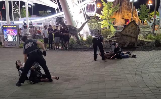 保安|该！不戴口罩无端对保安又吐口水又辱骂，白人情侣直接被摁倒在地