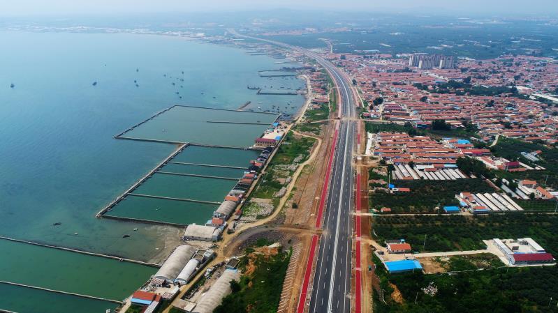 烟台滨海路蓬莱段公路工程完成全路段沥青铺设