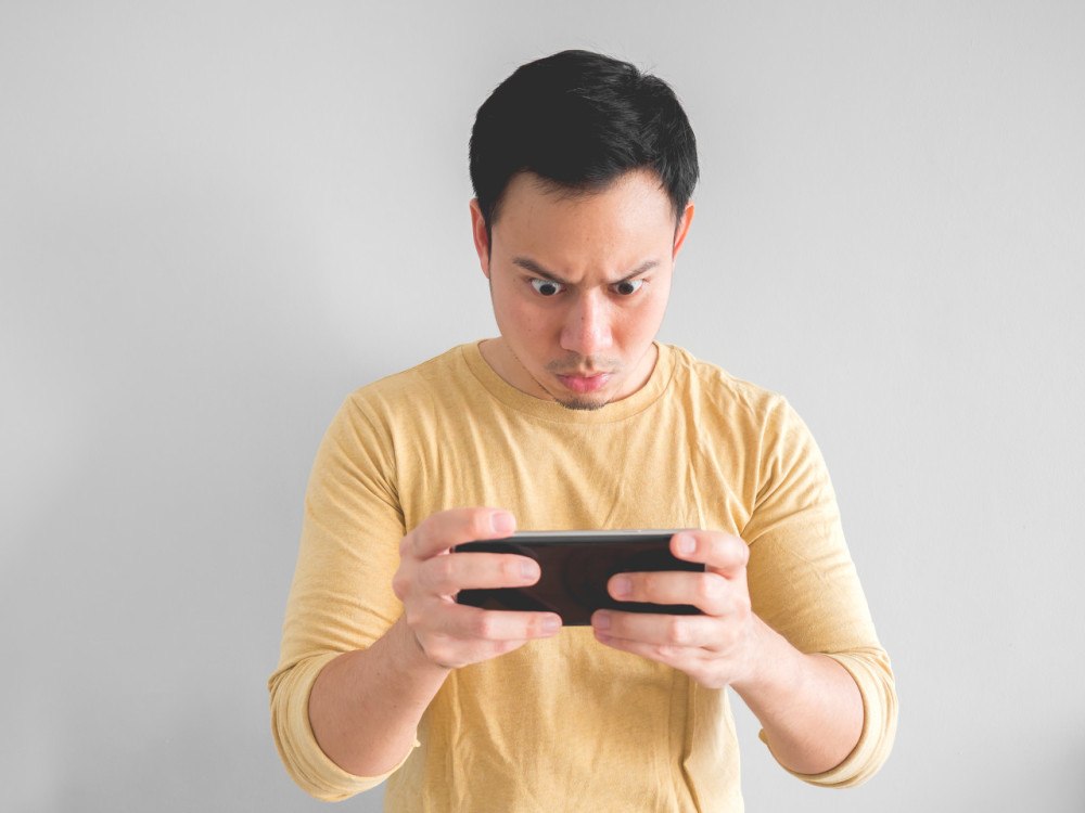 还敢一直玩手机吗杭州男子一天到晚盯着手机脑子都漏了