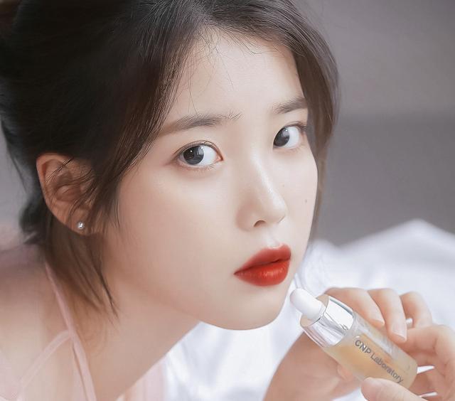 自然又有元气的底妆iu的妆容都很显嫩,是属于淡颜系列,不需要过多的