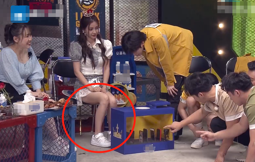 《跑男》baby压轴出场,镜头抓拍她身材,这小腿肌肉我没看错?