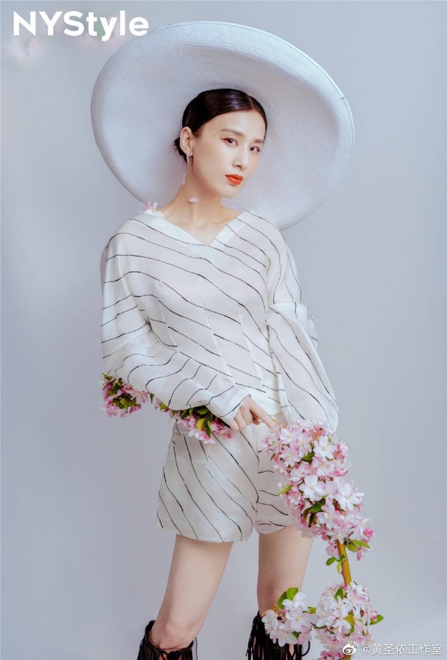 37岁黄圣依身材超赞,一身薄荷绿套装现机场,绿白搭配清新减龄!