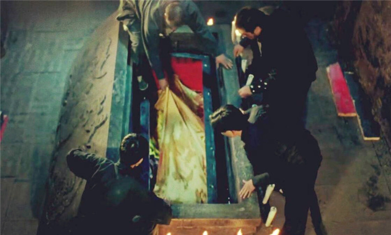 河南|河南老汉钓到一只“乌龟”，其背插4支箭，专家：这一竿值18亿