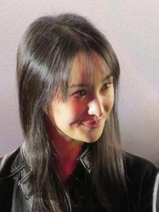 郑爽公布最新杂志封面,仙女下凡染一头紫色头发,格格巫鼻子依旧很抢镜