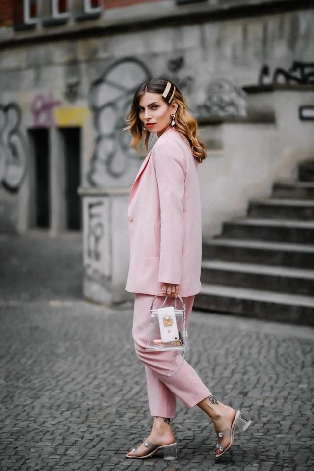 想要搭配不出错试试同色系穿法完美诠释别样时髦感