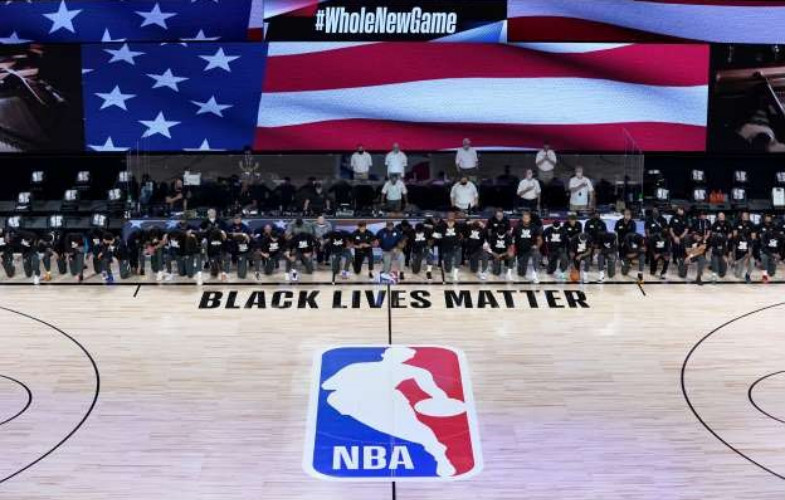 nba|为抗议美国种族歧视，NBA全员身穿“BLM”球衣在奏国歌时下跪