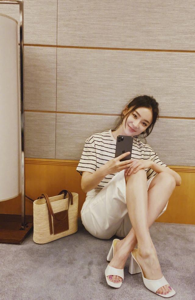 在夏日若是穿凉鞋,袁姗姗也会对自己的脚指甲加紫粉色指甲油作为点缀