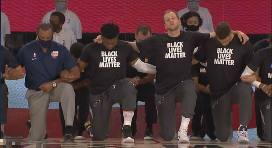 nba|为抗议美国种族歧视，NBA全员身穿“BLM”球衣在奏国歌时下跪