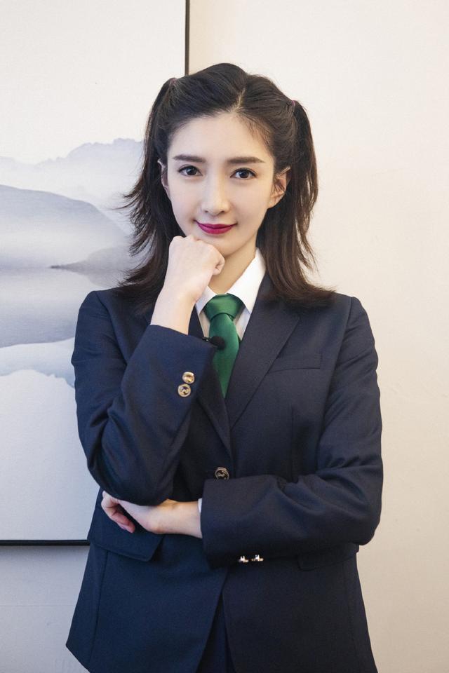 江疏影为了显嫩穿校服,扎双马尾看着太水灵,五官精致还有气质