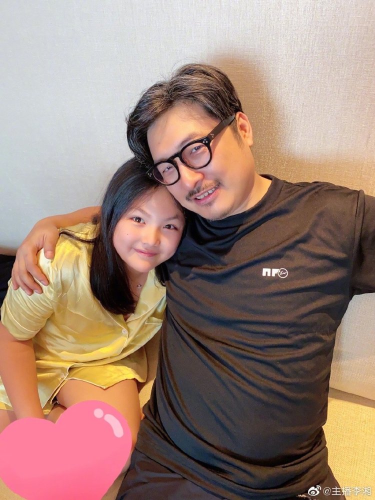 王岳伦|不怕李湘吃醋？王岳伦与友人聚餐，对年轻女子贴墙壁咚说话举止亲密