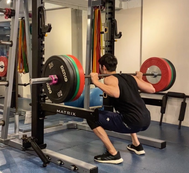 黄宗泽一条微博让健身者疑问,为什么健身不练腿,迟早会后悔?