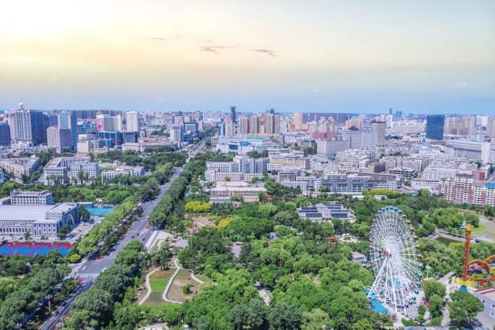 55层的超高住宅,南北向无遮挡,北向俯瞰儿童公园,城市天际线,城市