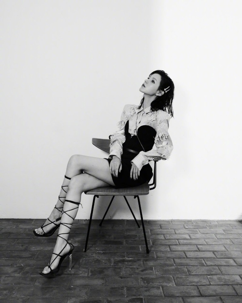 29岁张予曦又美又帅衬衫搭裙绑带鞋造型酷酷不好惹