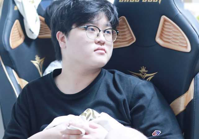 LPL：Y4没能上场？V5翻盘WE，赛后采访Samd很感激Y4
