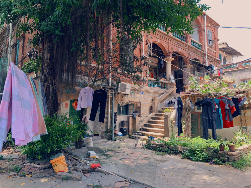 鼓浪屿最没存在感的别墅价值千万院落却放满废品毫无豪宅模样