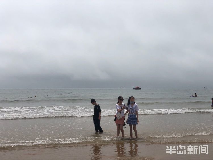 石老人海水浴长游客惬意度假听说雾天和海边更配哦 腾讯新闻